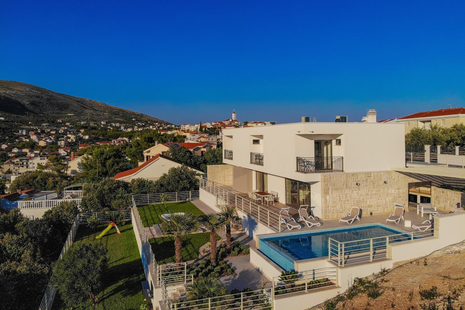 The property comes with a covered and fenced parking lot accommodating up to four cars