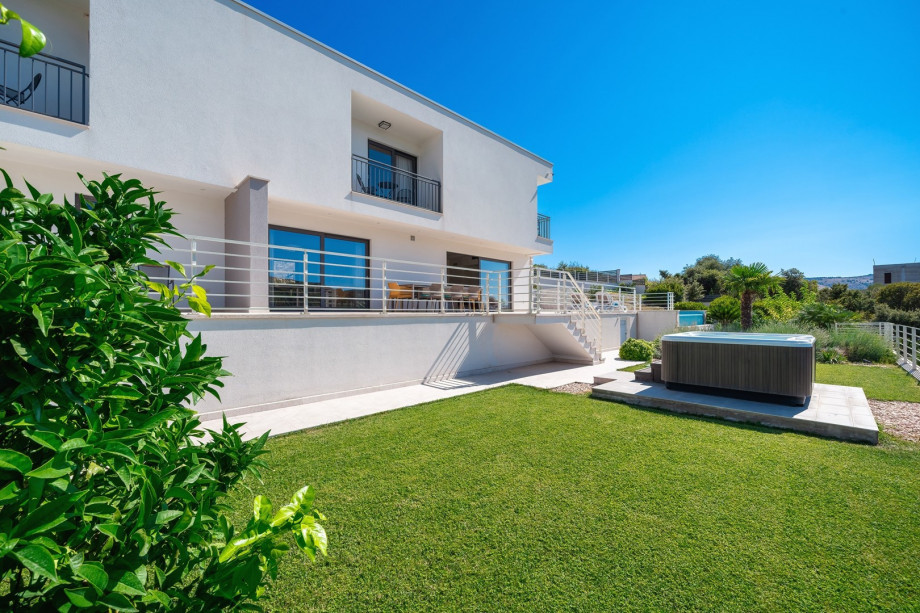 An inviting outdoor hot-tub Jacuzzi on the lower grassplot