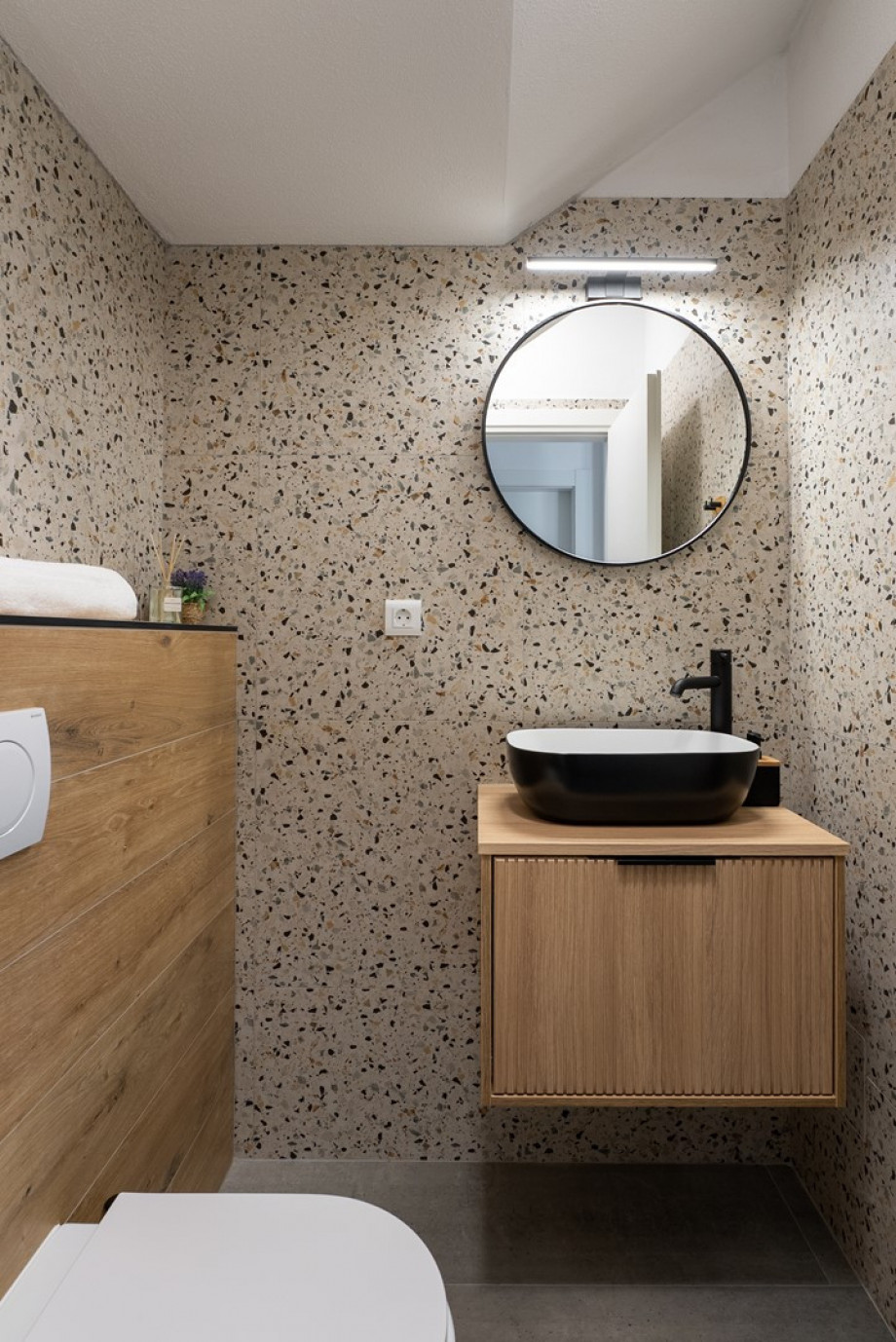 Separate guest toilet on the ground floor