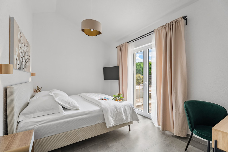 Bedroom No.1 (15sqm): A bright and airy room with a king-size bed (180x200 cm),