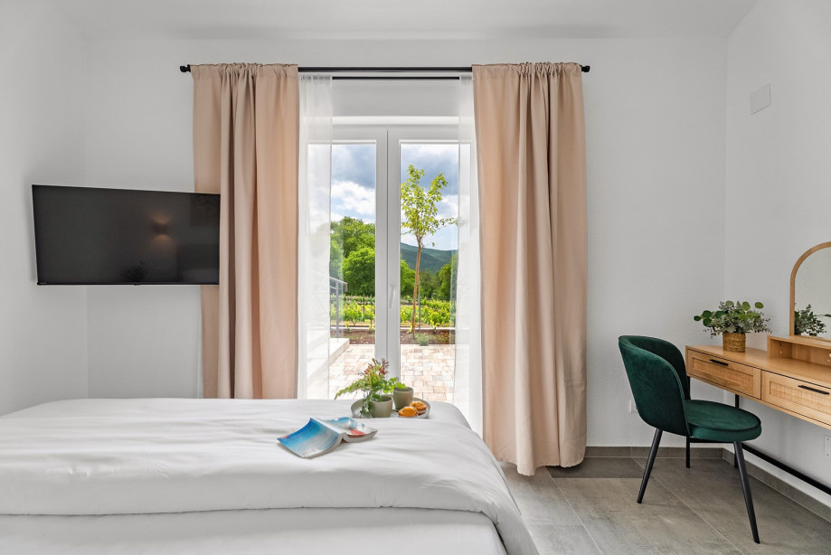 Bedroom No.1 (15sqm) wih a King-size bed ,TV, and air conditioning