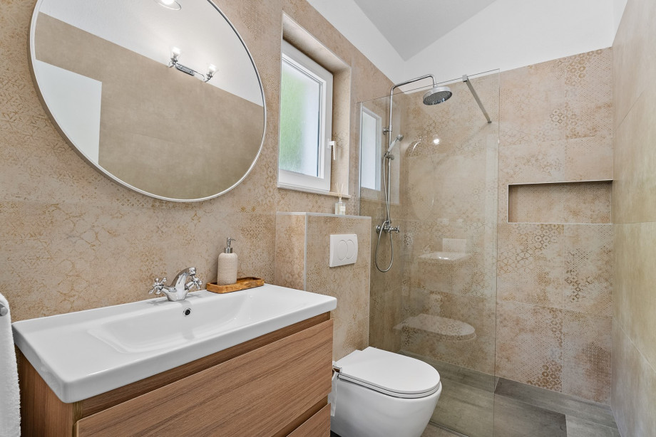 An en-suite bathroom with shower