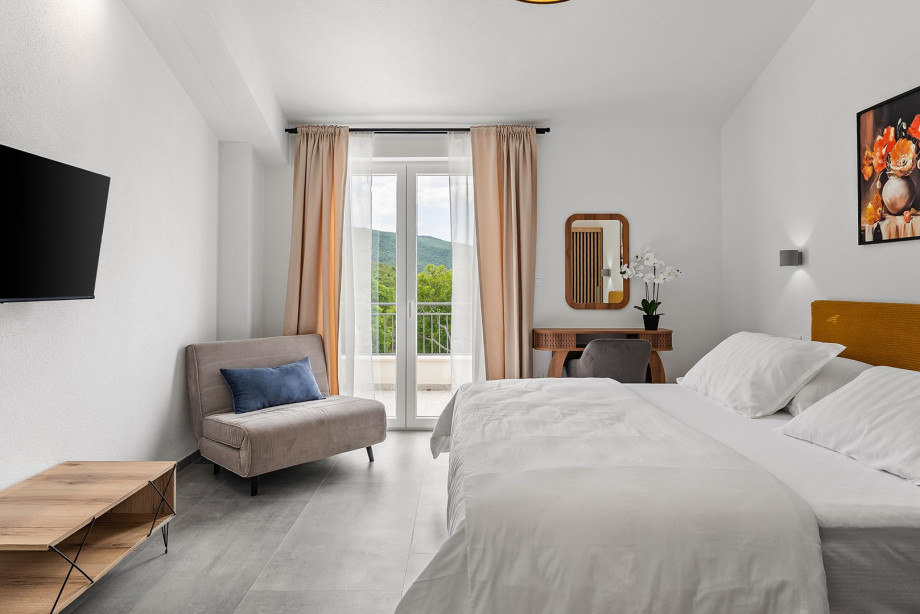 Bedroom No.2 (15sqm): Features a king-size bed (180x200 cm), an additional sofa bed (100x190 cm) ideal for a child