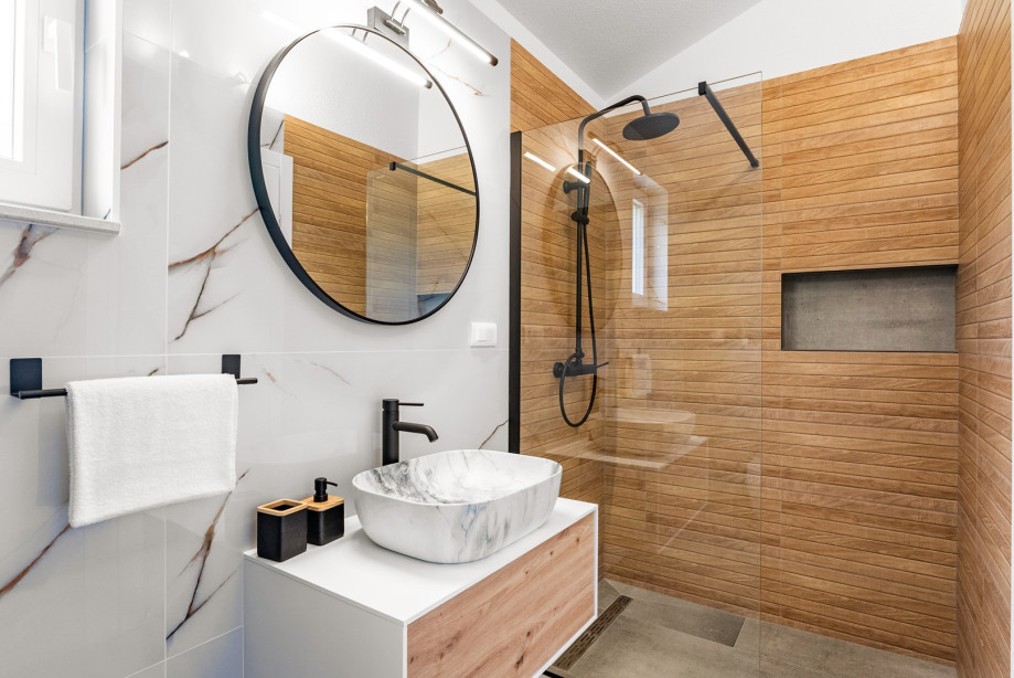 An en-suite bathroom with shower