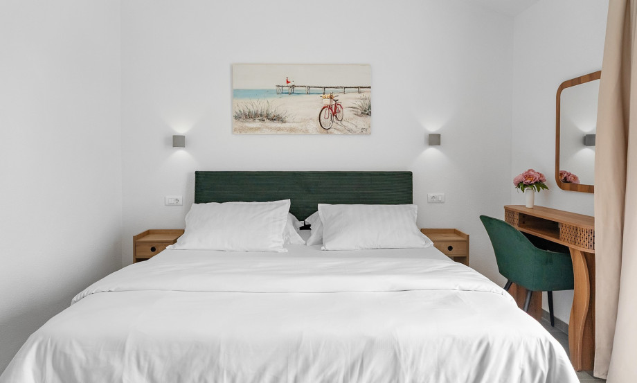 Bedroom No.3 (15sqm): Includes a king-size bed (180x200 cm), en-suite bathroom with shower, TV, and air conditioning