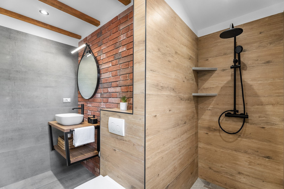 An en-suite bathroom with shower