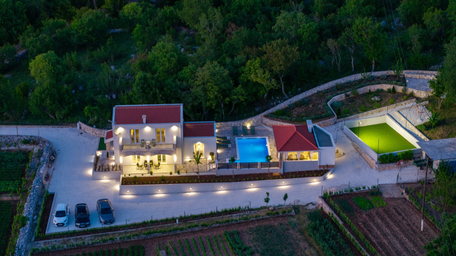 Breathtaking natural surroundings and the sound of bird songs for a relaxing vacation