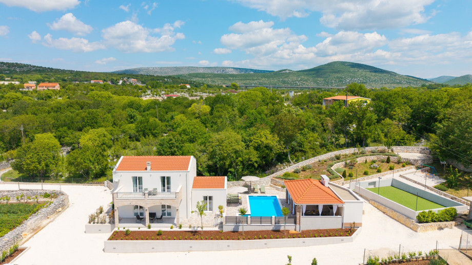 Complete privacy on a 1,000 sqm fenced plot