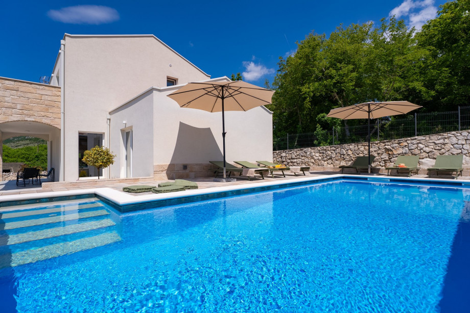 The privacy is secured and the sun deck area is not overlooked