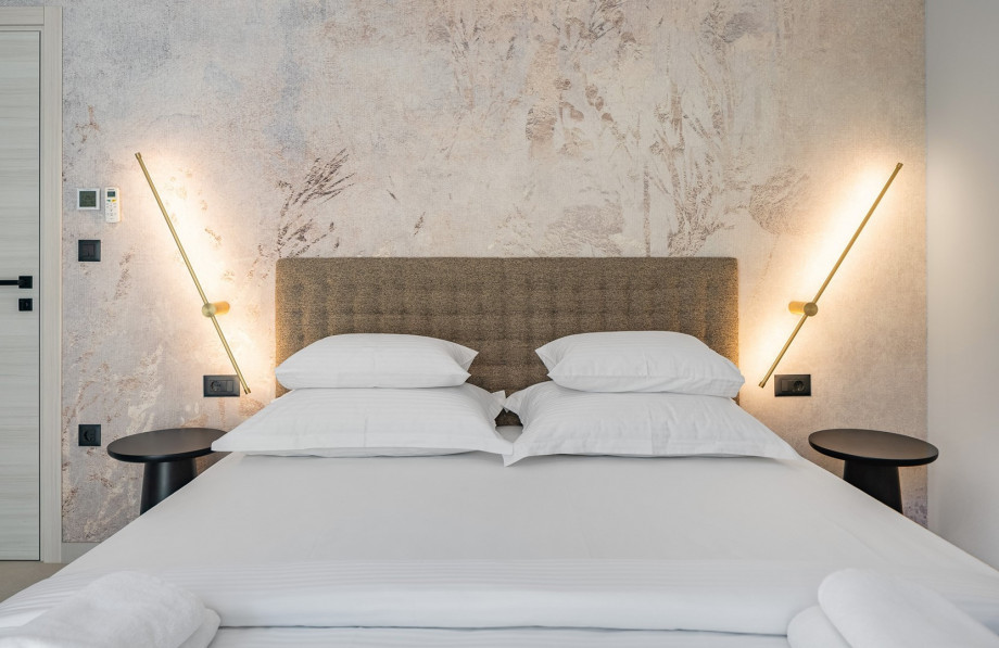 Ground floor bedroom No. 1 (16.5sqm) has a 180cm x 200cm king-size bed