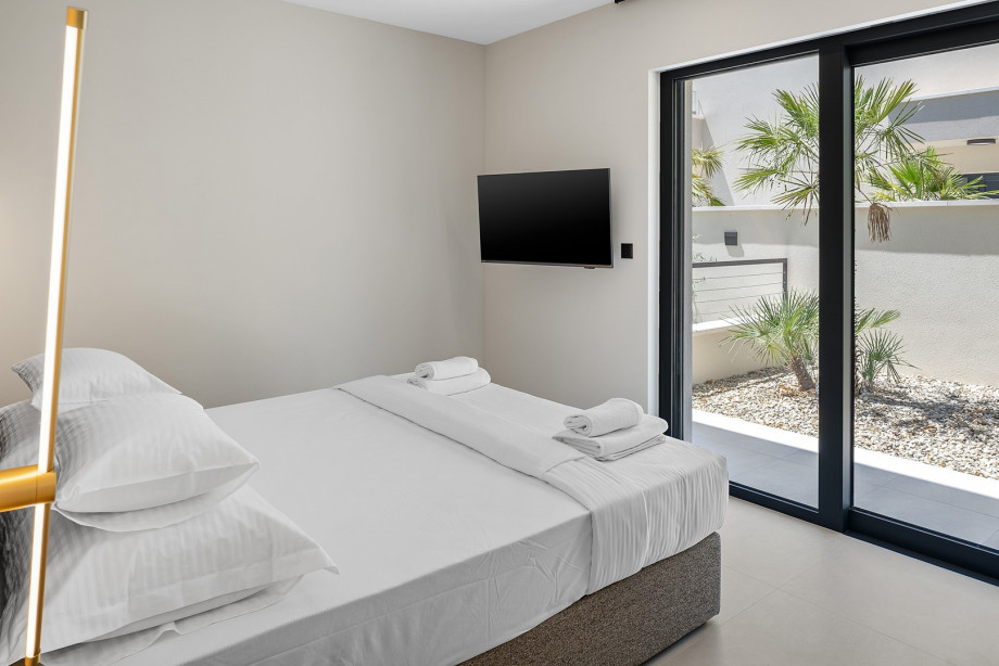 Ground floor bedroom No. 1 (16.5sqm) has a 180cm x 200cm king-size bed