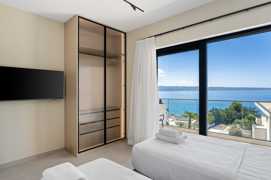 Bedroom No. 4 with two 90 cm by 200 cm single beds, TV, air conditioning