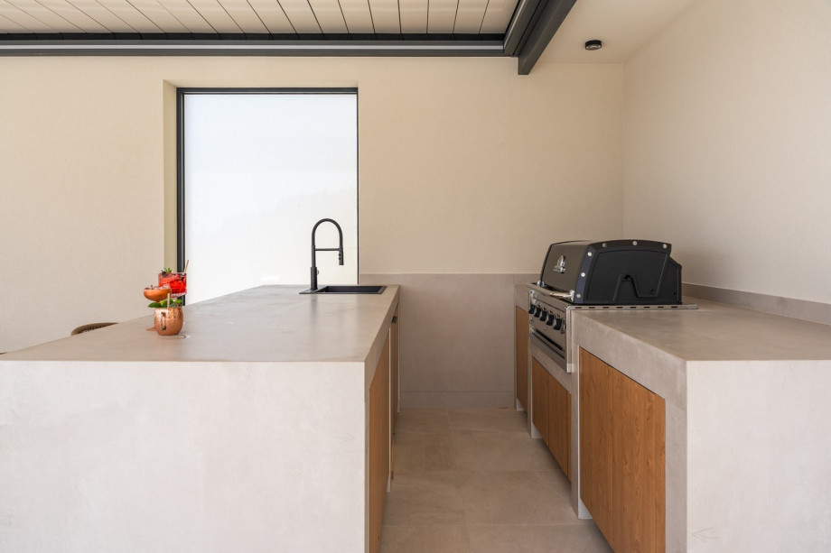 Kitchenette with a gas barbecue with seating area