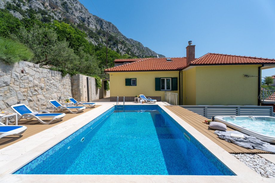 Sun terrace surrounded by Mediterranean plants