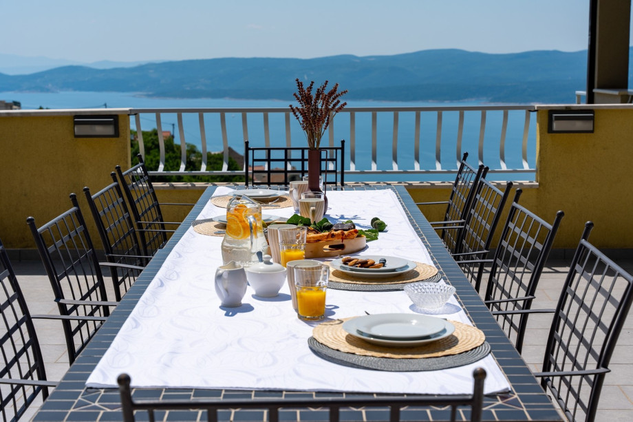 spacious courtyard and BBQ