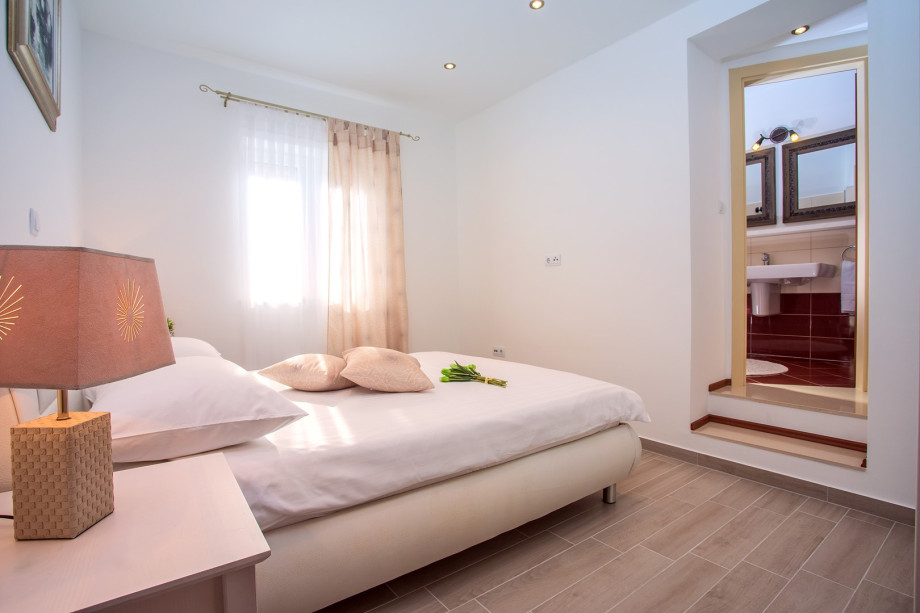 Bedroom no1. with a double bed and ensuite  with bathtub