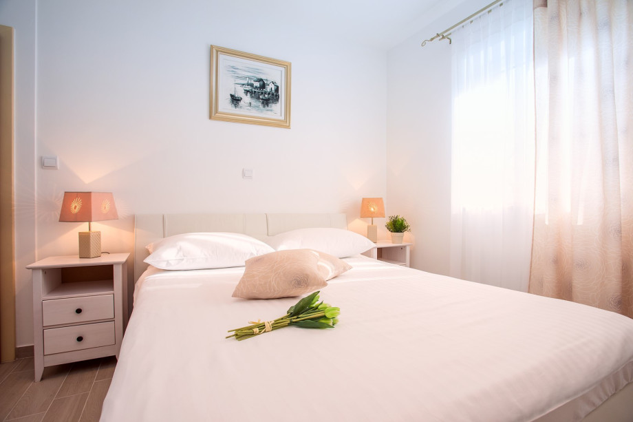 Bedroom no1. with a double bed and ensuite  with bathtub