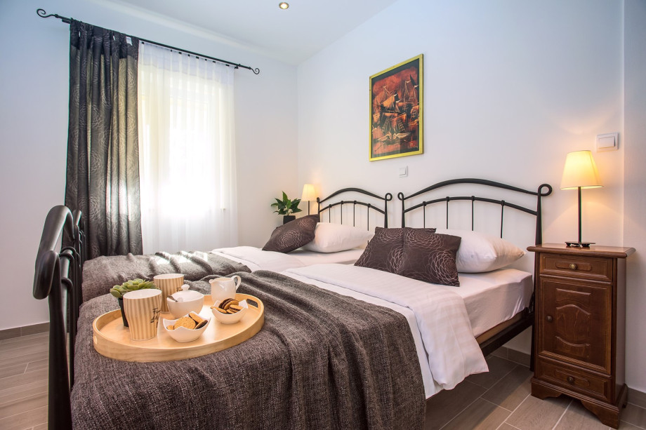 Bedroom No2 with 2 single beds and ensuite  bathroom with shower