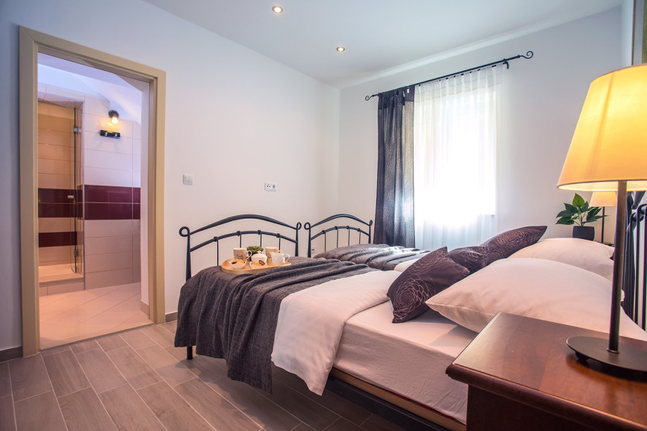 Bedroom No2 with 2 single beds and ensuite  bathroom with shower