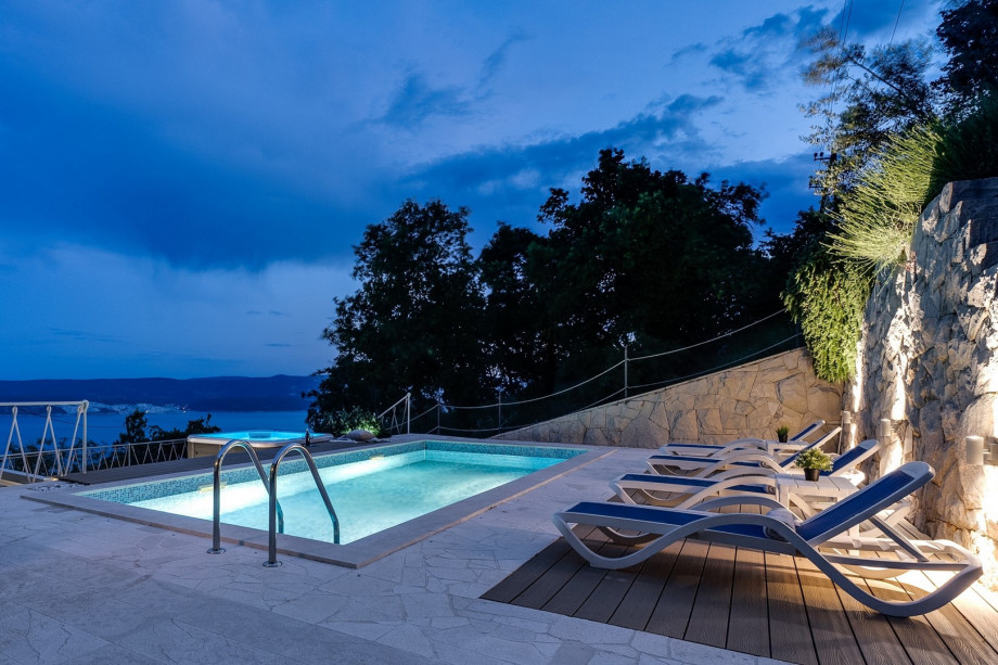 Pool area by night with great lightening