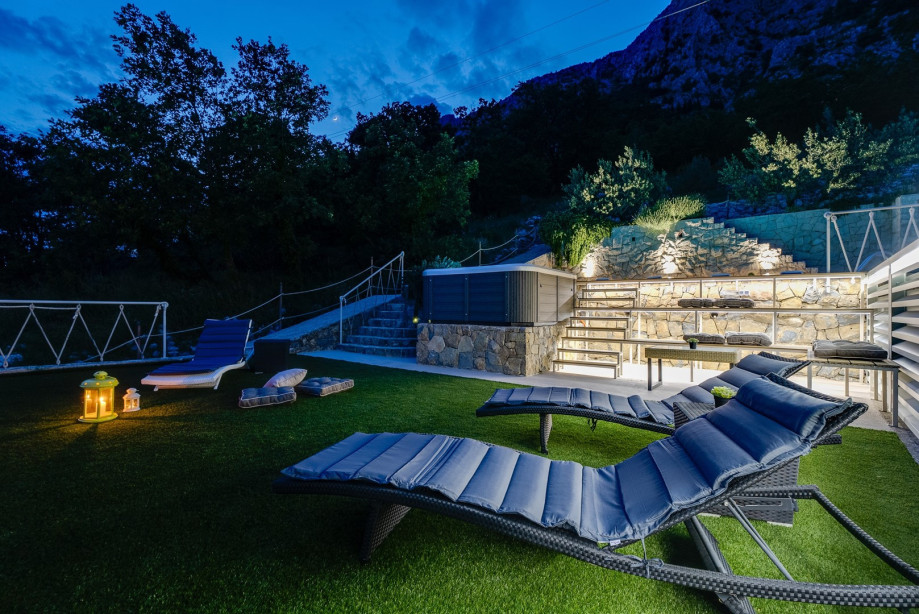 Next to the jacuzzi you have various relaxation areas