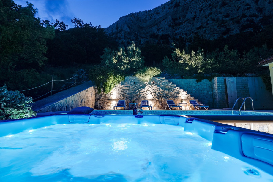 Enjoy the evening lights in the Jacuzzi