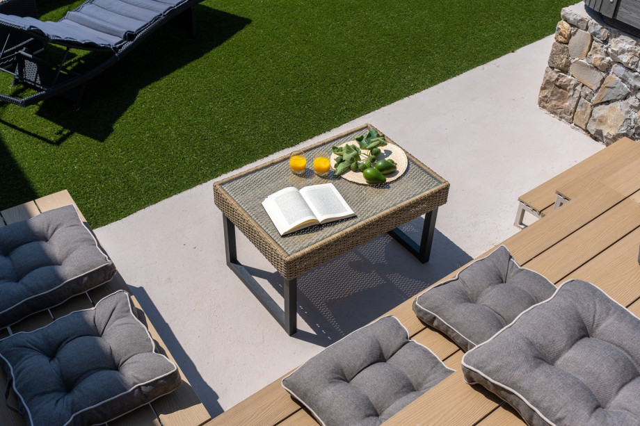 relaxation area neyt to the Jacuzzi and the Pool