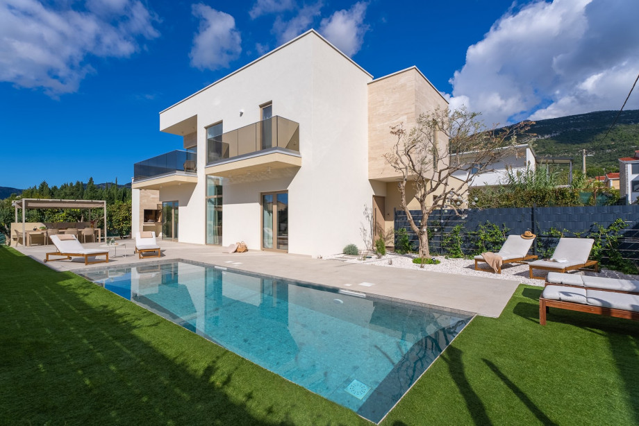 Heated 29 square meter pool treated with a chlorine