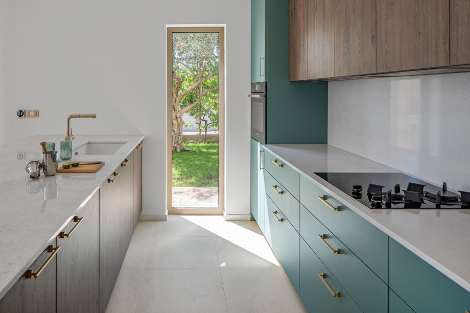 Eine voll ausgestattete Küche mit allen notwendigen Annehmlichkeiten, die ein moderner Gast für einen komfortablen Aufenthalt braucht