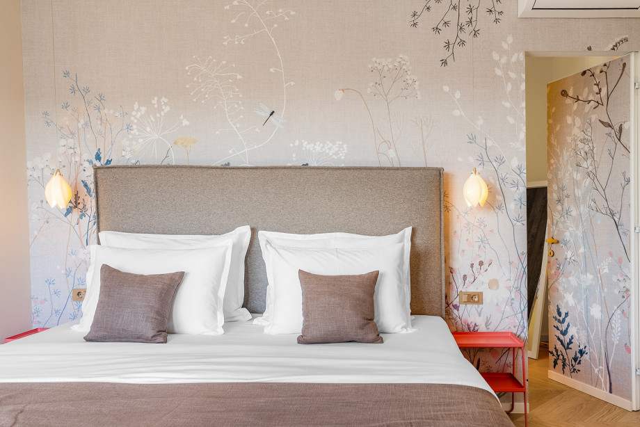 A king-size bed measuring 180 cm by 200 cm