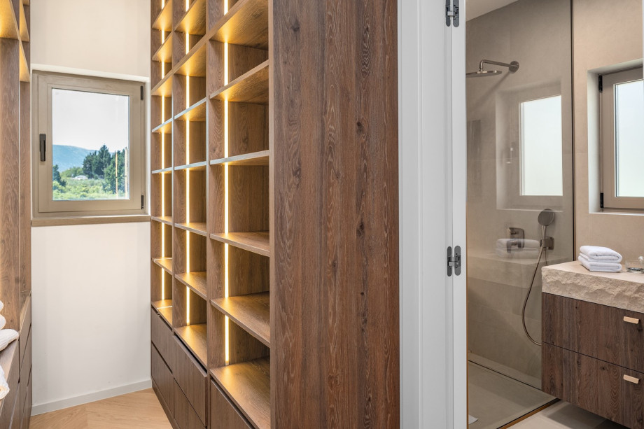 Das Hauptschlafzimmer Nr. 1 verfügt über eine Klimaanlage, einen begehbaren Kleiderschrank