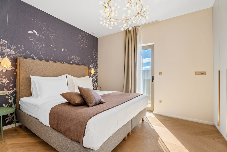 Schlafzimmer Nr. 2 (14 qm - Süd) hat einen Balkon mit Blick auf den Pool