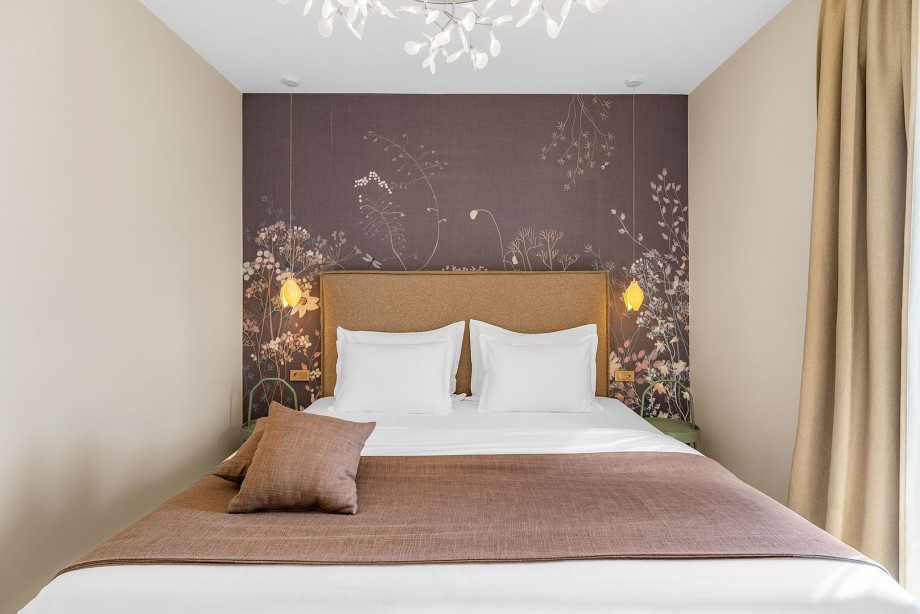 A king-size bed measuring 180 by 200 cm.