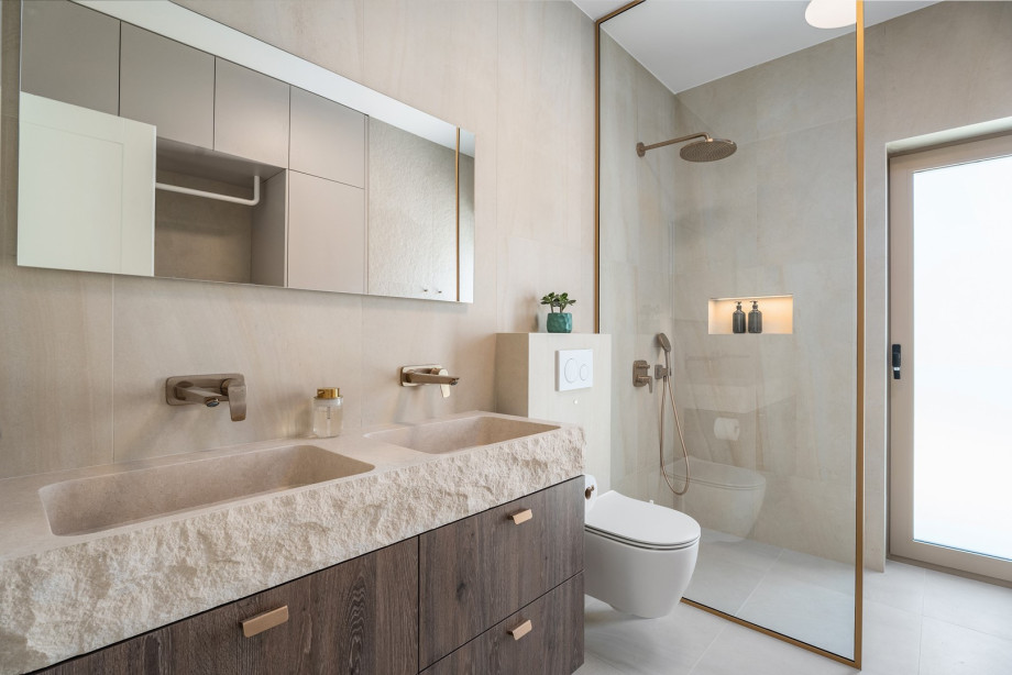 Das 5,5 Quadratmeter große Familienbadezimmer verfügt über eine Dusche und zwei Waschbecken