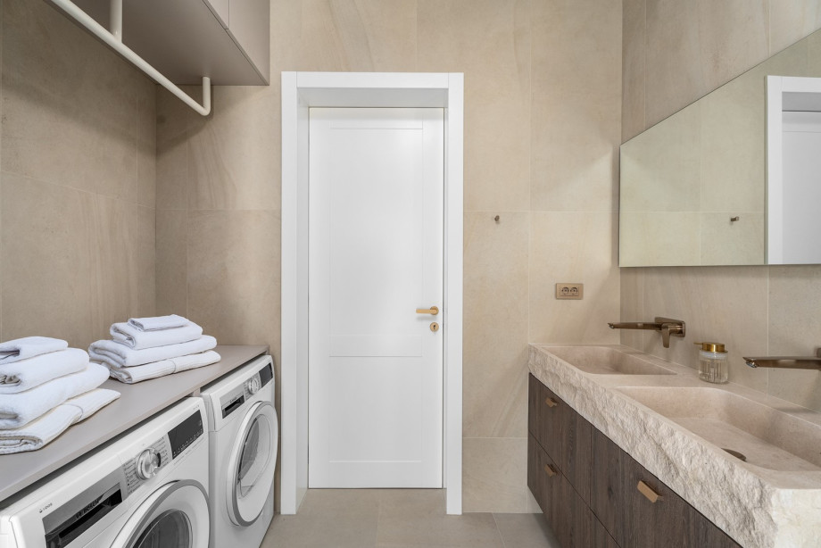 Das Familienbadezimmer verfügt über eine Waschmaschine und einen Trockner