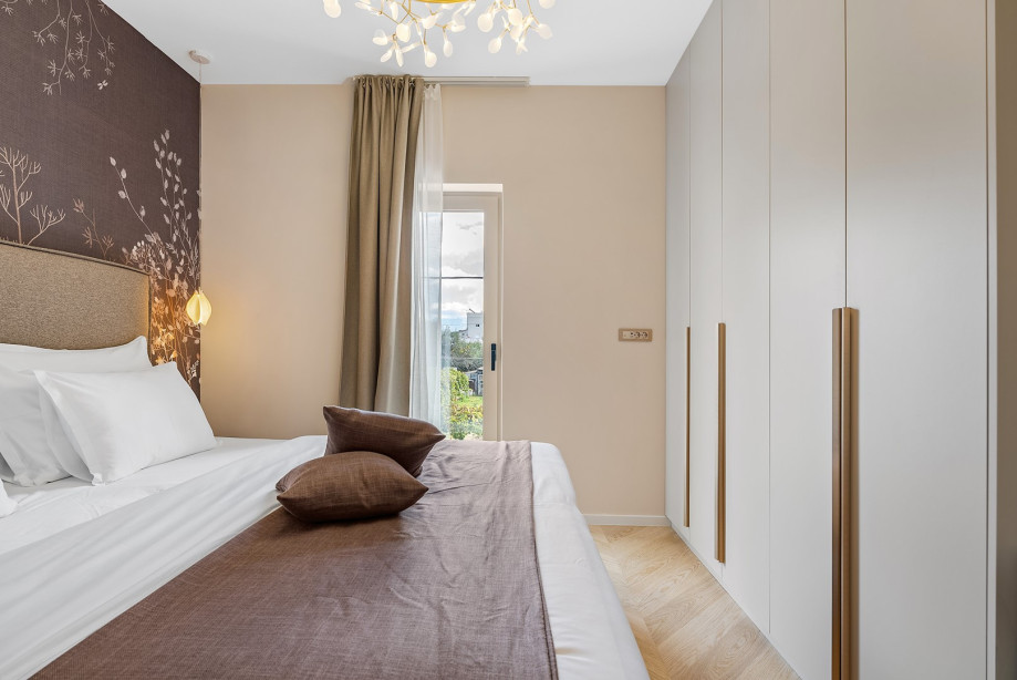 Schlafzimmer Nr. 3 bietet einen nach Osten gerichteten Blick auf die Nachbarschaft.