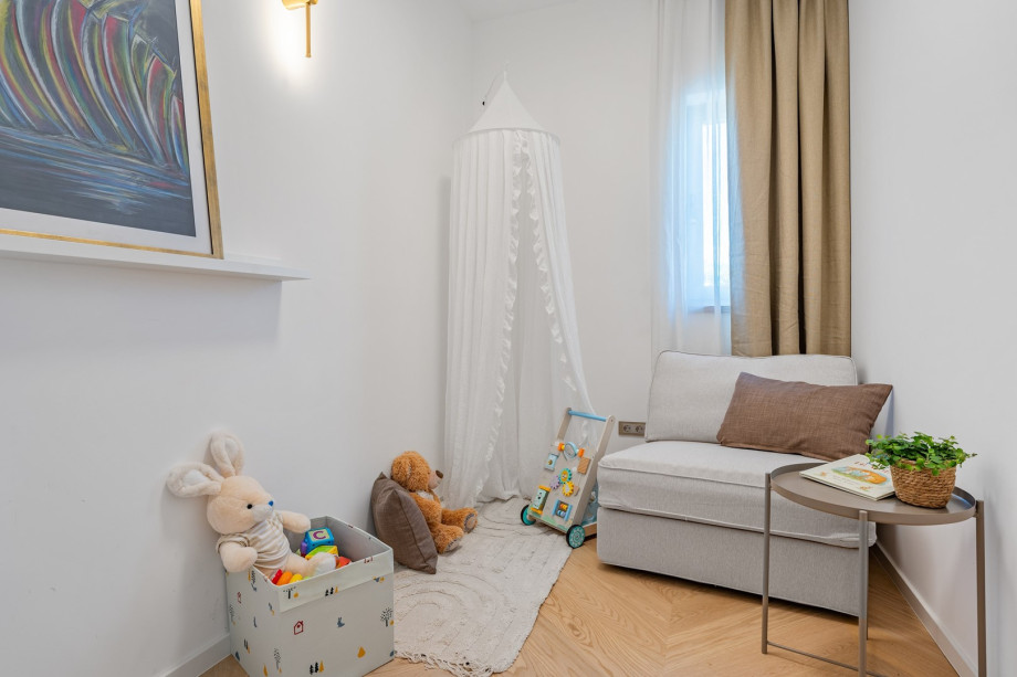 Eine Spielecke für Ihr jüngstes Kind und ein Schlafsofa für eine Person finden Sie im winzigen (6 qm) Schlafzimmer Nr. 4