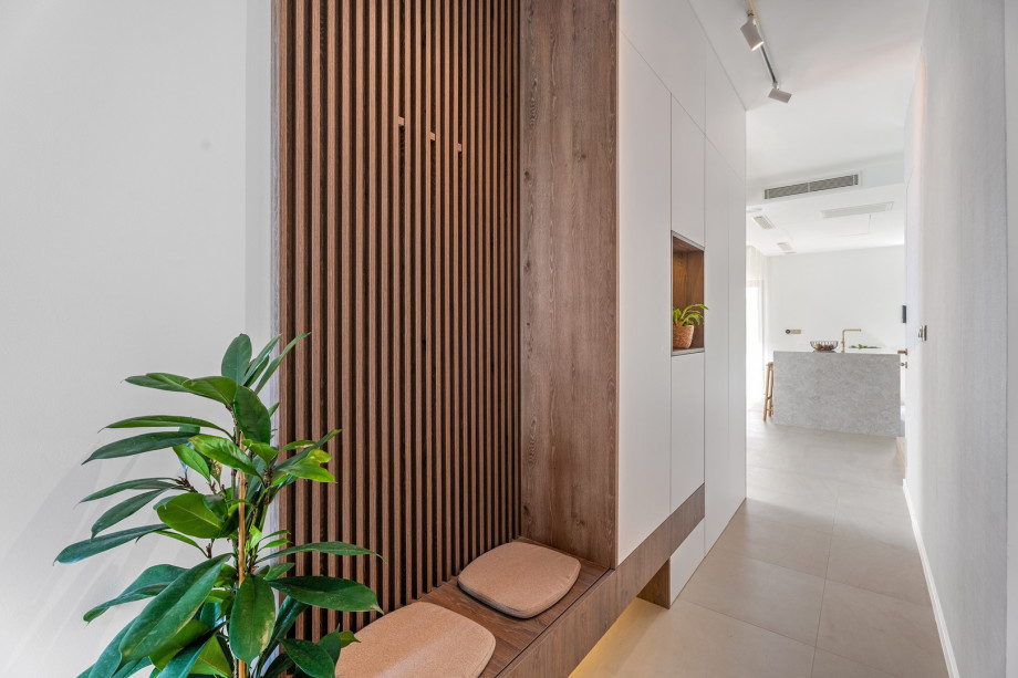 Im Garagenbereich befinden sich eine Tischtennisplatte und ein Pilatesball, die sowohl von innen als auch von außen zugänglich sind.