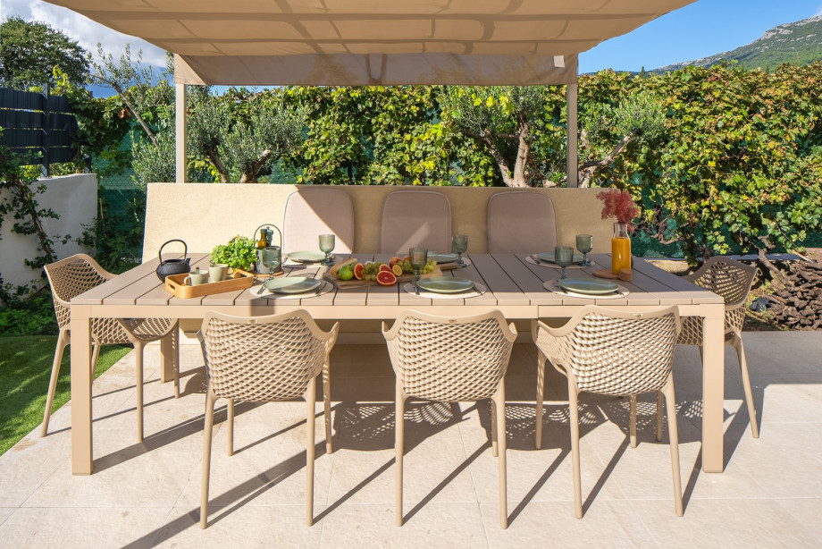 An outdoor dining area for 7 persons
