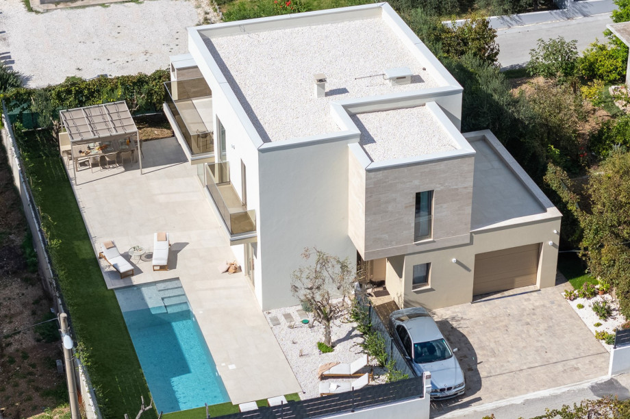 Das Auto wird empfohlen und es gibt einen privaten Parkplatz für 4 Autos.