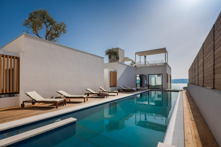 The Outdoor offers a heated private swimming pool with a hydro-massage bench 18m x 3,8m, a spacious sun deck area with 6 deck chairs, an outdoor lounge and an outdoor shower.