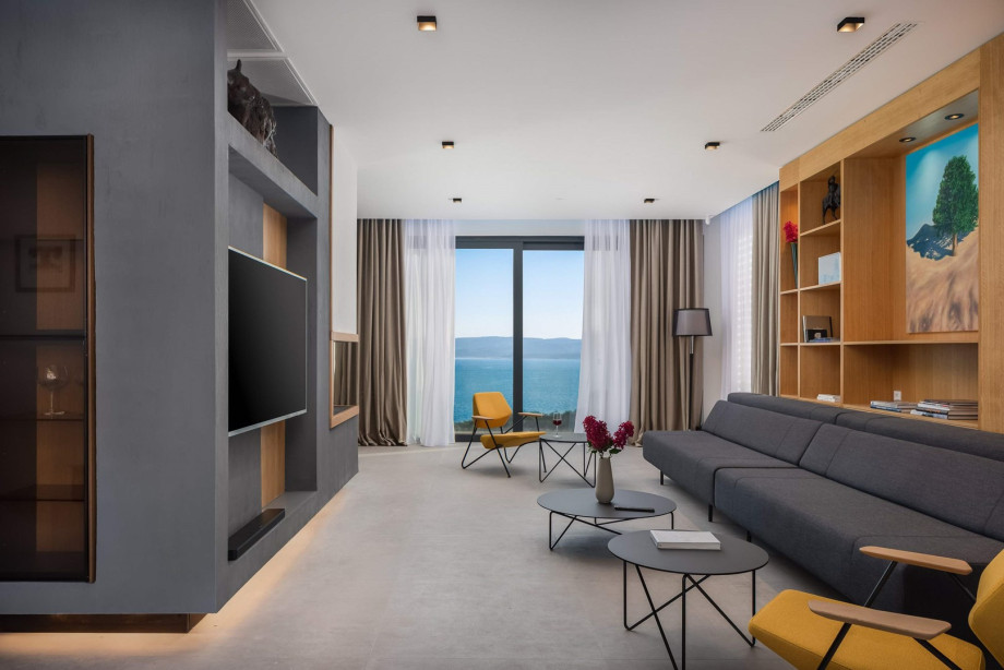 The living area of this light and airy space offers a flat-screen TV, a PS4, a fireplace, two comfortable sofas (can open into the sofabed), and a balcony with sea views.