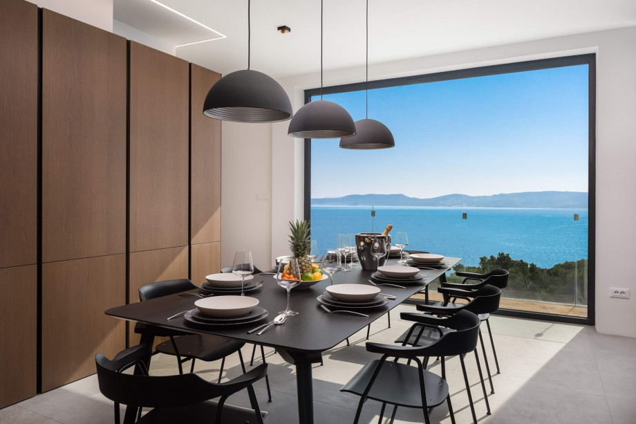 Floor-to-ceiling windows offering amazing and breathtaking sea views from the dining area.