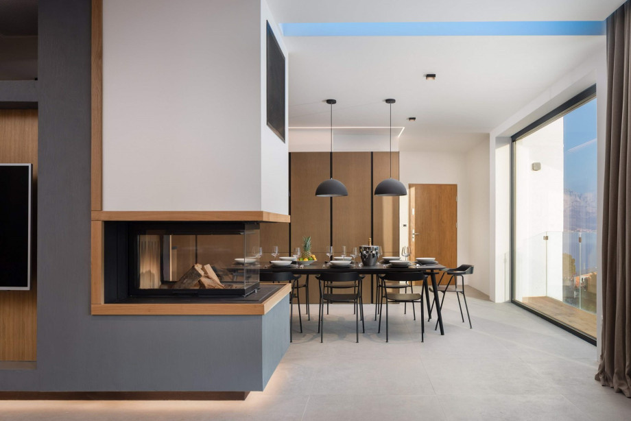 Floor-to-ceiling windows offering amazing and breathtaking sea views.