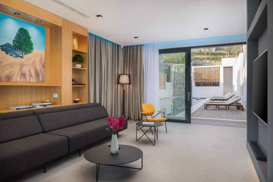 The living room is airconditioned and offers comfy sofas, SAT-TV and PS4.