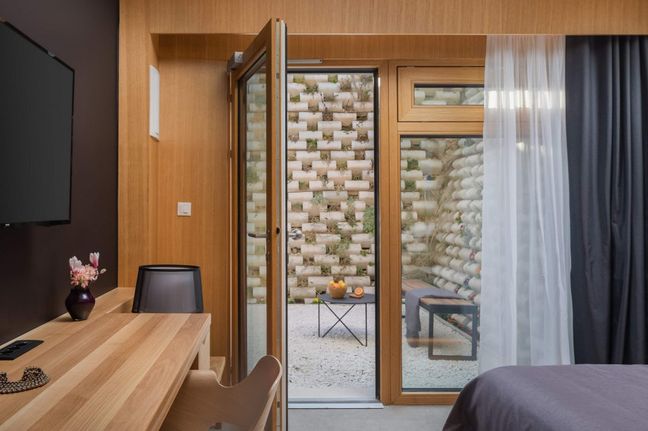 You can approach the private terrace with a coffee table for two.