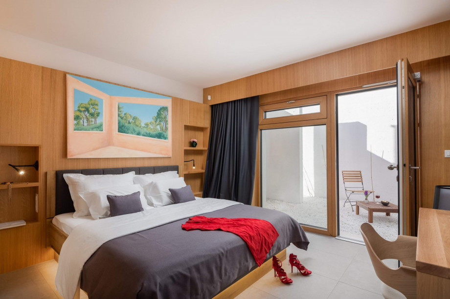 Bedroom No2 offers a TV, a fitted wardrobe, an en-suite bathroom.