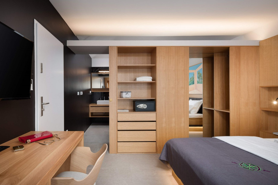 Bedroom No2 (32 sqm) offers a king-size bed 180cm x 200cm.