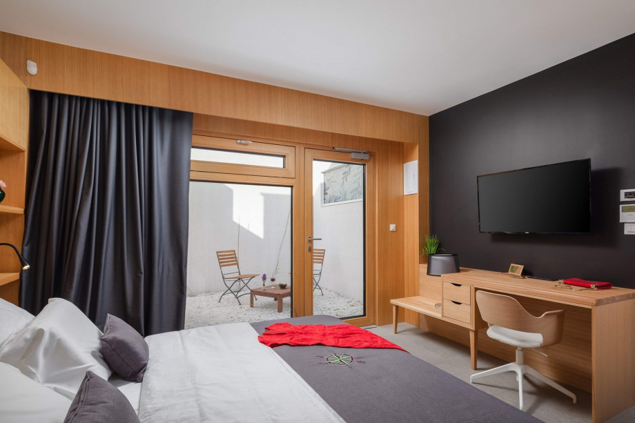 You can approach the private terrace with a coffee table for two.