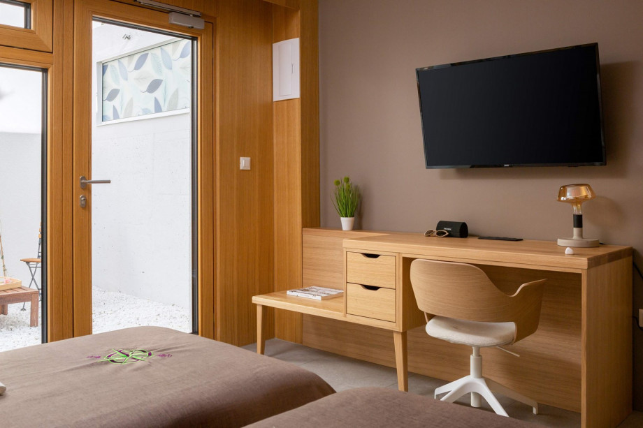 Bedroom No3 offers a TV, a fitted wardrobe, an en-suite bathroom.